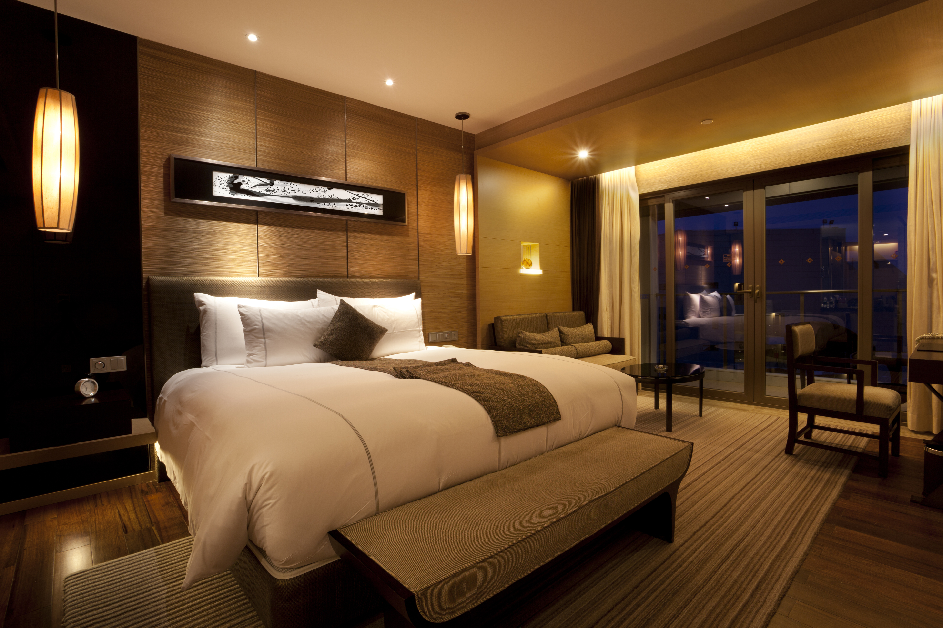 Luxury full. Спальня в гостиничном стиле. Освещение в отеле. Спальня в отельном стиле. Отель спальня.